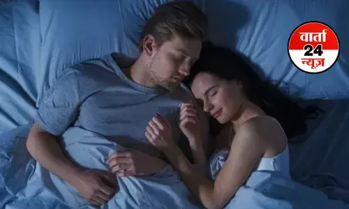 पार्टनर के साथ सोने से शरीर क्यों होता है रिलैक्स, जानें इसके पीछे के कारण