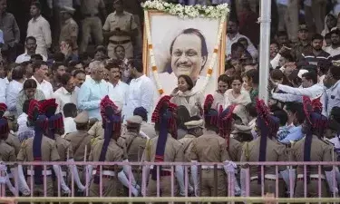 अजित पवार की अंतिम यात्रा शुरू, पूरे राजकीय सम्मान के साथ होगा अंतिम संस्कार