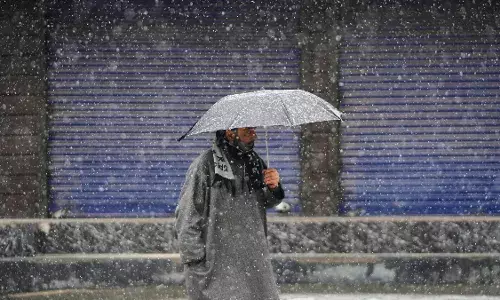 दिल्ली-NCR में बारिश के आसार, पहाड़ों पर बर्फबारी जारी... जानें मौसम का हाल