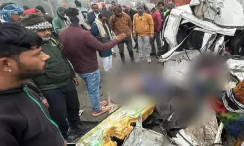 ग्वालियर के भिंड रोड पर सड़क हादसे में एक ही परिवार के चार लोगों की मौत हुई