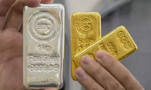 चांदी की कीमतों में भारी गिरावट! 4 लाख से नीचे हुए दाम, सोना भी हुआ धड़ाम