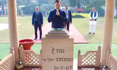 राहुल गांधी ने महात्मा गांधी को तीस जनवरी मार्ग पर पुष्पांजलि अर्पित की, मल्लिकार्जुन खरगे समेत पार्टी के कई वरिष्ठ नेता भी रहे मौजूद