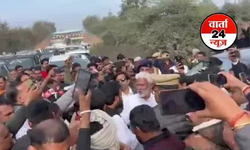 यूपी में बीजेपी विधायक ने रोका मंत्री स्वतंत्र देव सिंह का काफिला!सुरक्षाकर्मियों के बीच जमकर हुई झड़प, देखें वीडियो