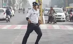 इंदौर पुलिस के चर्चित डांसिंग सुपर कॉप पर एक्शन: रंजीत सिंह का डिमोशन कर बनाया गया कॉन्स्टेबल, महिला से अश्लील चैटिंग को लेकर गिरी गाज..