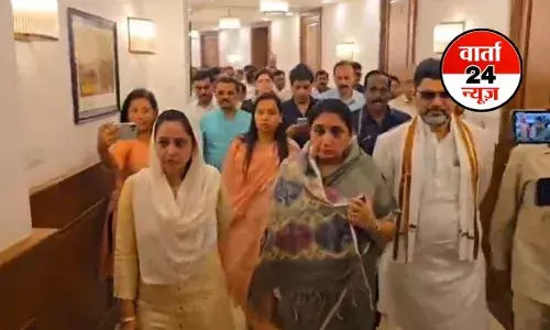 सुनेत्रा पवार पहुंची राजभवन, NCP विधायक दल की बैठक शुरू! शाम 5 बजे लेंगी शपथ
