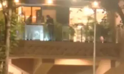 MUMBAI : बॉलीवुड के मशहूर डायरेक्टर रोहित शेट्टी के जुहू स्थित घर के बाहर बदमाशों ने की दनादन फायरिंग