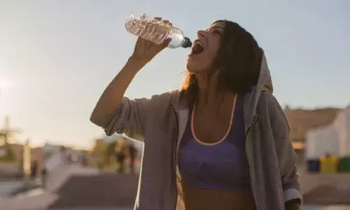 खड़े होकर पानी पीते हैं तो हो जाएं सावधान वरना सेहत को होगा नुकसान, जानें क्या-क्या...