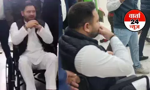 तेजस्वी यादव लंगड़ा गए हैं...व्हीलचेयर पर विधानसभा पहुंचे, सबने पूछा ये क्या हो गया ? देखें वीडियो