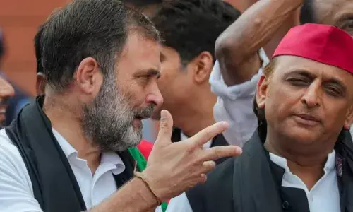 नरवणे की किताब पर मचा सियासी घमासान! अखिलेश यादव ने ये बोलकर राहुल गांधी का दिया साथ