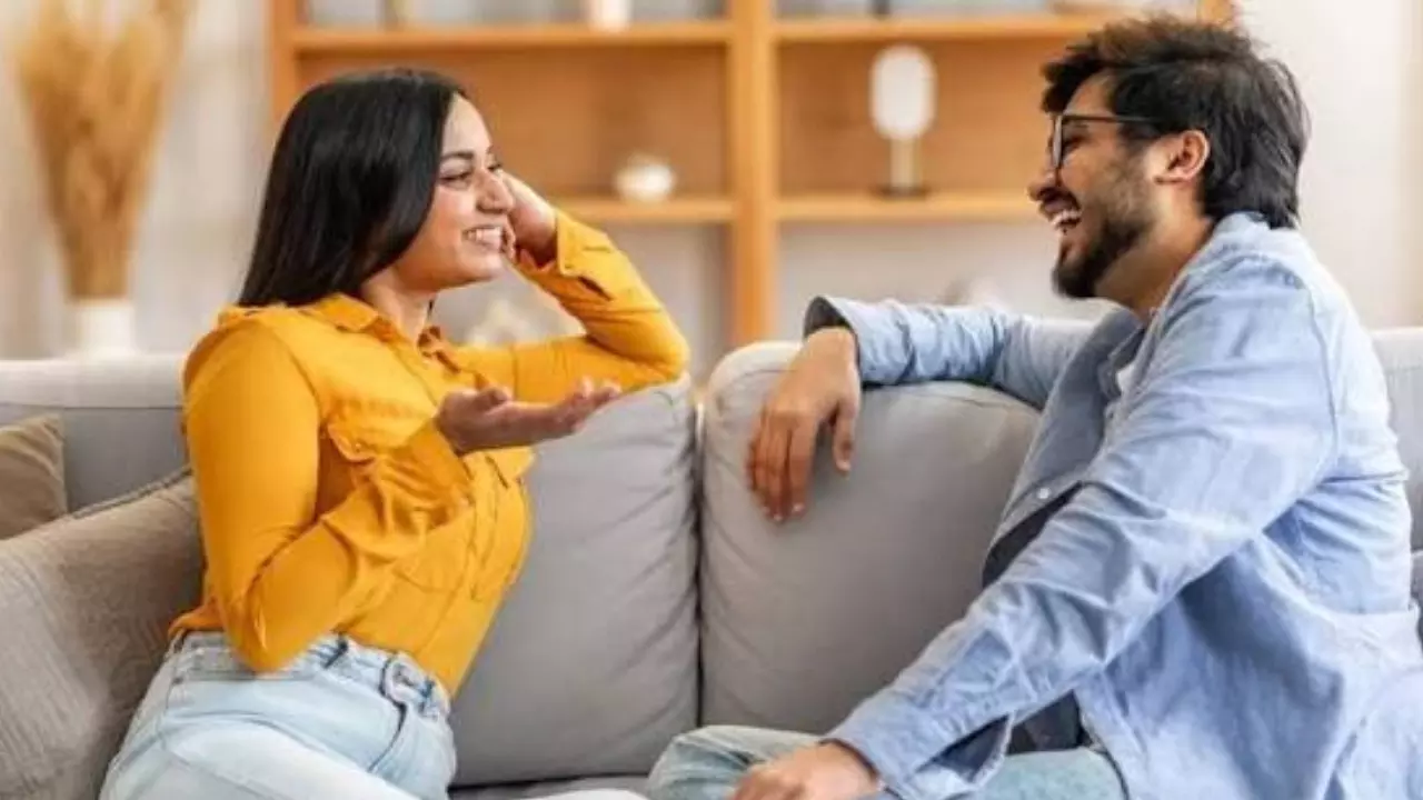 काम में तनाव बढ़ने पर कैसे डील करें लव लाइफ