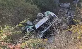 विकासनगर में भीषण हादसा, 30 यात्रियों को लेकर जा रही बस खाई में गिरी, तीन की मौत, कई घायल