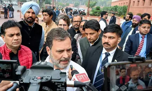 कांग्रेस के 8 सांसदों के निलंबन के बाद सदन के बाहर राहुल, प्रियंका समेत विपक्ष का प्रदर्शन, कल देंगे धरना