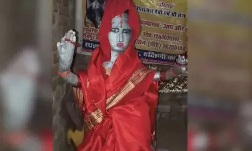 मैनपुरी: पत्नी की मूर्ति बनने का दावा, 5 साल में कई बार मर चुकी पत्नी, दर्शन के लिए भीड़ हुई एकत्रित, जानें क्या है सच