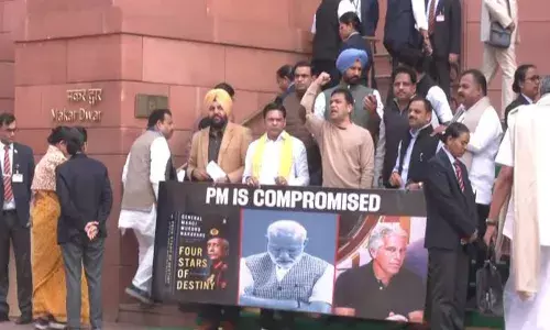 राहुल गांधी समेत कांग्रेस सांसदों का संसद के बाहर भारी प्रदर्शन! प्रधानमंत्री भ्रष्ट हैं का पोस्टर लेकर कर रहे विरोध