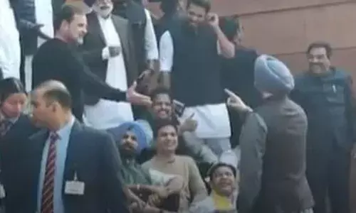 राहुल गांधी ने कहा गद्दार दोस्त तो बिट्टू ने कहा देश का दुश्मन, संसद के बाहर जुबानी जंग