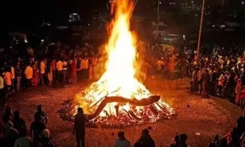 होलिका दहन में पड़ रही 3 बड़ी बाधाएं! भद्रा और चंद्र ग्रहण का पड़ेगा असर, तारीख को लेकर कंफ्यूजन