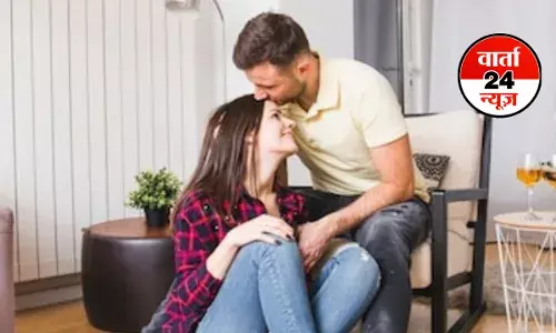 पार्टनर के पास बैठते ही शरीर क्यों चला जाता है रिलैक्सिंग मोड में! जानें क्या है इसके पीछे मनोवैज्ञानिक कारण