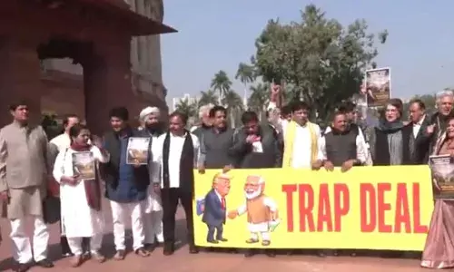 विपक्षी सांसदों का मकर द्वार पर सरकार के खिलाफ विरोध प्रदर्शन, ये रहे मुद्दे