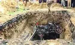 गड्ढे में गिरकर युवक की हुई मौत वाली घटना में बड़ा एक्शन!जल बोर्ड के तीन कर्मचारी सस्पेंड