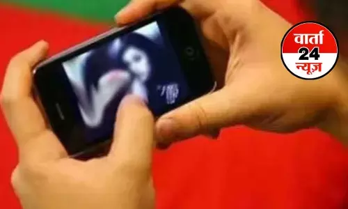 बॉयफ्रेंड के प्यार में हद पार कर दी लड़की! अपनी मां की अंतरंग तस्वीरें प्रेमी को भेज दी, पूरा मामला जानकर हो जाएंगे हैरान