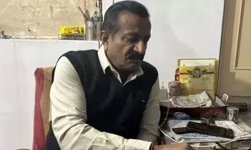 चौंकिए मत! एक शख्स 45 सालों से अपने मुंह में लोहे की 150 पेपर पिन दबाकर रखता है, जानें क्यों