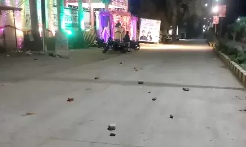 छतरपुर में ग्रामीणों ने एसडीएम कार्यालय के बाहर हंगामा कर पथराव किया, पुलिस ने भांजी लाठियां