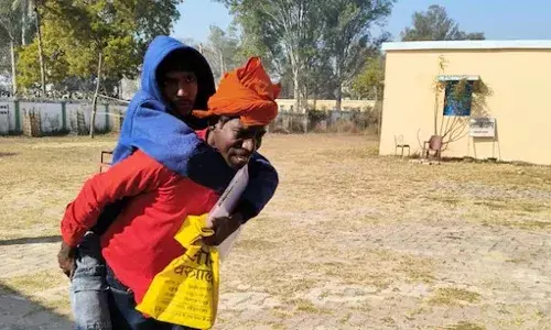 पिता को प्रणाम! घायल बेटे को कंधे पर लादकर परीक्षा केंद्र तक पहुंचाया, दृश्य देखकर लोग हुए भावुक