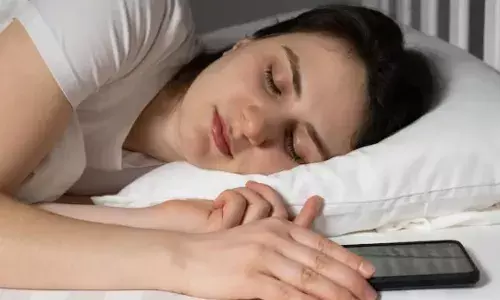 क्या आप सिरहाने में मोबाइल रखकर सोते हैं तो बढ़ सकता है कैंसर जैसी गंभीर बीमारियों का जोखिम!