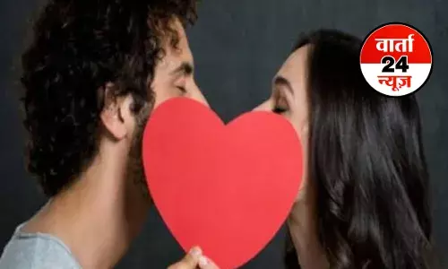 KISS करने से सिरदर्द से मिलती है राहत, अनोखे फायदे जानकर हो जाएंगे हैरान