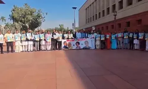 एपस्टीन से संपर्क मामले में विपक्ष ने हरदीप पुरी से मांगा इस्तीफा, संसद भवन में किया विरोध प्रदर्शन