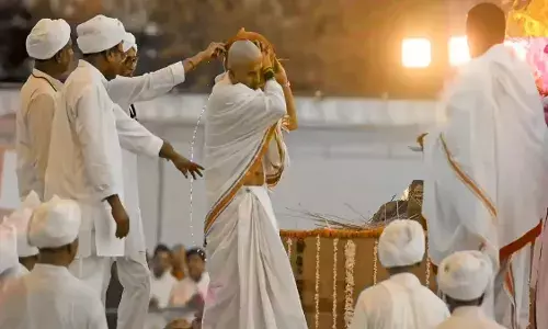 कभी सोचा है कि आखिर क्यों दाह संस्कार के समय फोड़ा जाता है पानी से भरा घड़ा? जानें परंपरा के पीछे का रहस्य