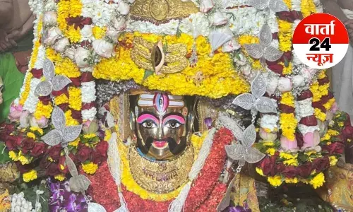 आज दोपहर हुई भस्म आरती, बाबा महाकाल का सेहरा उतारे, दर्शन के लिए उमड़ी भीड़