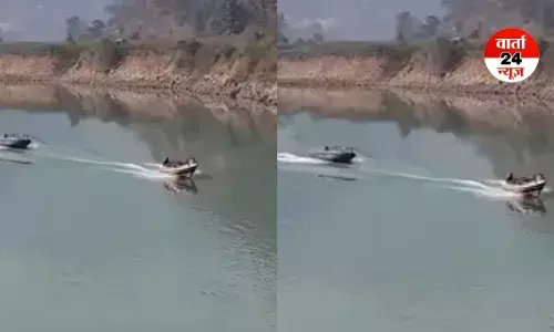 अलकनंदा नदी में नाव के ऊपर नाव चढ़ी, देखें वीडियो, दांतों तले दबा लेंगे उंगली