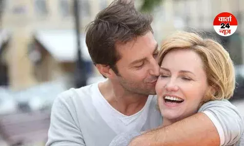घर से निकलते समय अपनी पत्नी को क्यों करना चाहिए Goodbye kiss! जानें इससे कैसे होता है सुरक्षा का अहसास