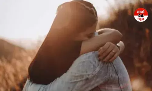 पार्टनर को HUG करने से Blood Pressure कंट्रोल होने से लेकर होते हैं ये अद्भुत फायदे, जानकर हो जाएंगे हैरान