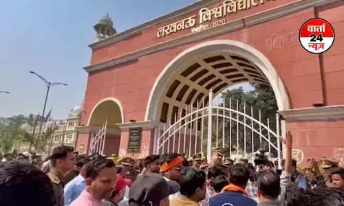 नमाज Vs हनुमान चालीसा: लखनऊ यूनिवर्सिटी में लाल बारादरी भवन के पास नमाज पढ़ने के विरोध में हिंदू संगठनों ने पढ़ी हनुमान चालीसा, जमकर बवाल