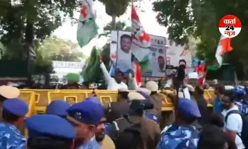 IYC मुख्यालय के बाहर कांग्रेस कार्यकर्ताओं ने उदय भानु चिब की गिरफ्तारी के विरोध में किया प्रोटेस्ट, पुलिस से हुई नोकझोंक