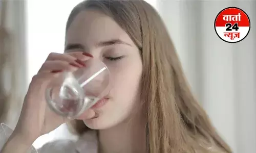क्या आप गर्मी में भी खाली पेट पीते हैं गर्म पानी तो जान लें पहले इसके सही नियम और सावधानियां