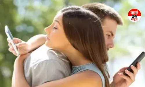 क्या मोबाइल या इंटरनेट प्यार में विलेन का कर रहा है काम! जानें रिश्ते को बचाने के उपाय