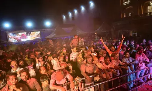 काशी विश्वनाथ मंदिर में रंगो का संगम! रंगभरी एकादशी पर 5 लाख से ज्यादा श्रद्धालुओं ने किए दर्शन