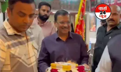 अरविंद केजरीवाल ने हनुमान मंदिर में की पूजा-अर्चना, मनीष सिसौदिया भी रहे मौजूद