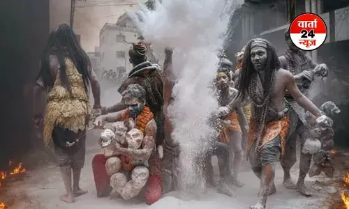 बाबा की नगरी में कैसे शुरू हुई चिता की राख से होली खेलने की परंपरा? जानें इतिहास