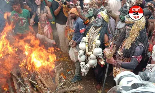 काशी के घाट पर नरमुंडों की माला पहने शिव भक्तों ने जलती चिताओं की राख से खेली होली, 3 लाख टूरिस्ट बने गवाह काशी के घाट पर नरमुंडों की माला पहने शिव भक्तों ने जलती चिताओं की राख से खेली होली, 3 लाख टूरिस्ट बने गवाह