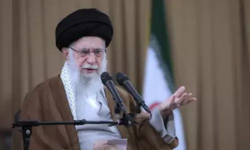 ईरान के सुप्रीम लीडर खामेनेई की मौत के बाद दिल्ली में ईरानी दूतावास ने अपने झंडे को आधा झुकाया, जंग जारी