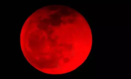 चद्रंगहण के समय क्यों खूनी लाल हो जाता है चांद? क्या थी ग्रहण की मान्यताएं!