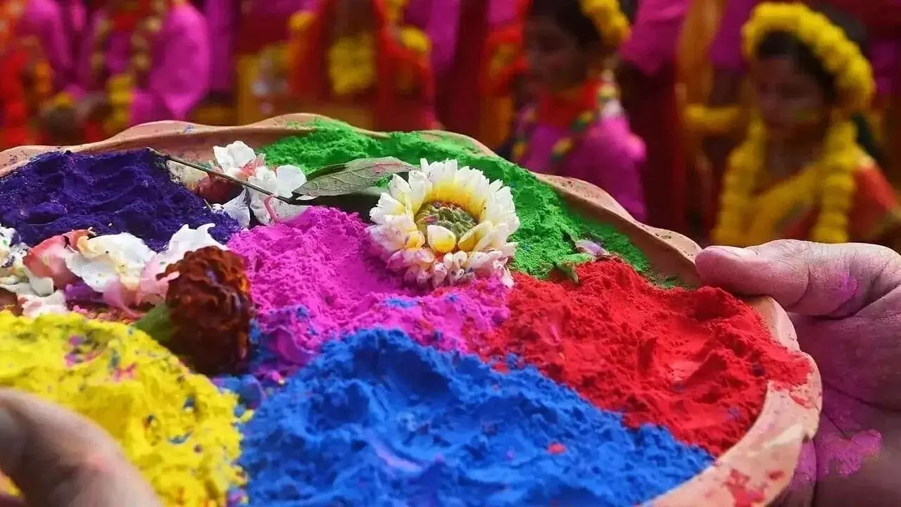 HOLI: अलग-अलग रंगों का होता है खास महत्व, जानें क्यों खेला जाता है रंग गुलाल? HOLI: अलग-अलग रंगों का होता है खास महत्व, जानें क्यों खेला जाता है रंग गुलाल?