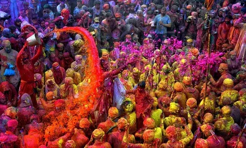 ब्रज के मथुरा में लट्ठमार होली, काशी में छाया भक्ति का रंग, अयोध्या में संतों ने इस तरह से मनाया रंगोत्सव...