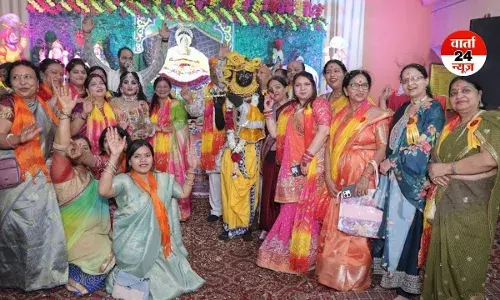 होली पर खास कार्यक्रम का हुआ आयोजन! लोगों ने चंदन और फूलों के साथ मनाया जश्न