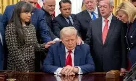 ईरान में सैकड़ों लाशें गिराने के बाद धार्मिक बने ट्रंप, व्हाइट हाउस में शुरू की पूजा-पाठ! वीडियो  हुआ वायरल