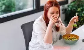 खाना खाने के तुरंत बाद पानी क्यों नहीं पीना चाहिए, जानें क्या है कारण